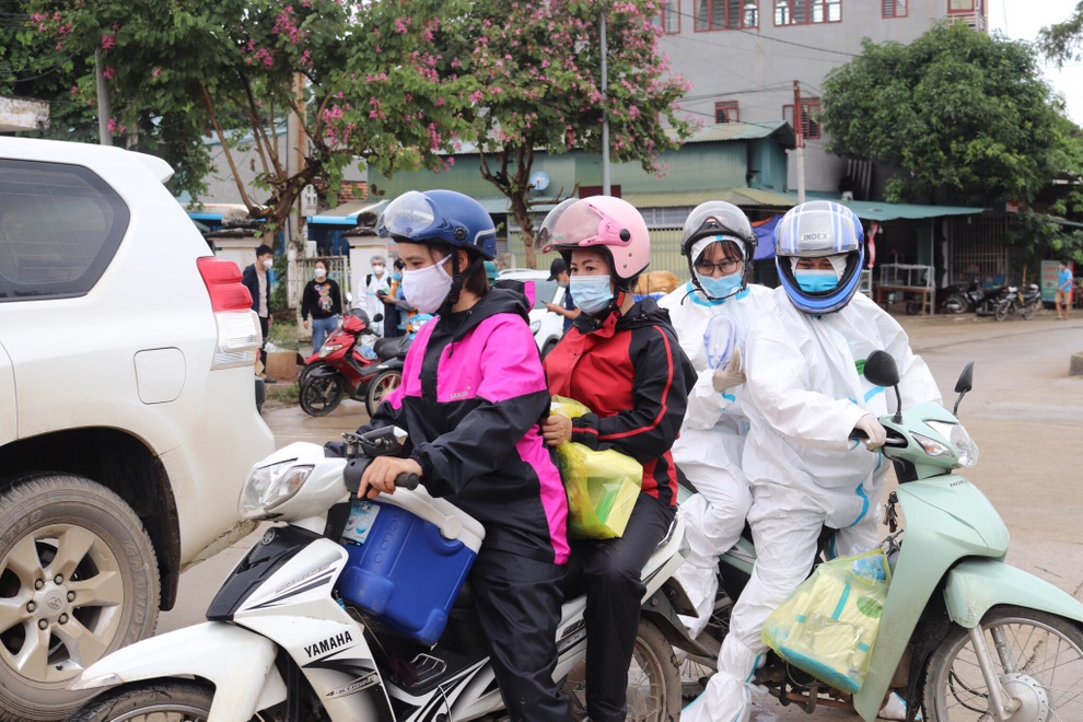Phát hiện một ca dương tính, 84 cán bộ y tế vội lên đường chống dịch - 3 Phát hiện một ca dương tính, 84 cán bộ y tế vội lên đường chống dịch - 3
