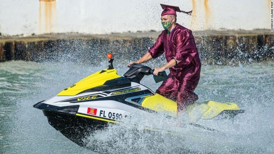 Mỹ: Học sinh trung học đi mô tô nước nhận bằng tốt nghiệp - 1 Mỹ: Học sinh trung học đi mô tô nước nhận bằng tốt nghiệp - 1