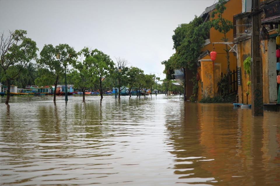 Người dân đổ ra đường giăng lưới bắt cá giữa lũ lớn - 1 Người dân đổ ra đường giăng lưới bắt cá giữa lũ lớn - 1