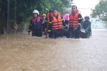 Kịp thời giải cứu toàn bộ giáo viên, học sinh khi nước lũ bủa vây trường