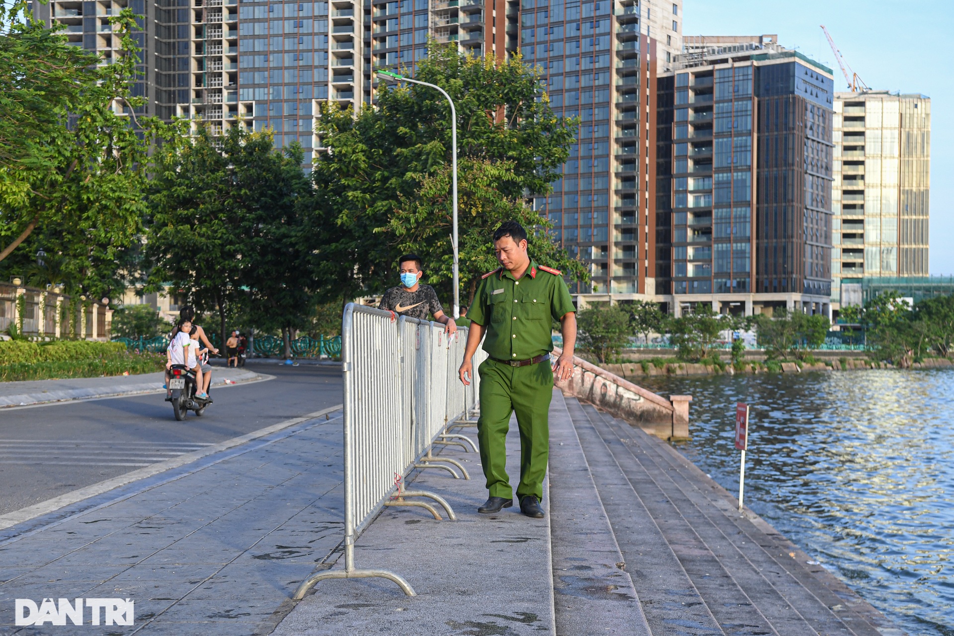 Người dân quay xe khi thấy lực lượng chức năng căng rào cấm tắm hồ Tây - 9 Người dân quay xe khi thấy lực lượng chức năng căng rào cấm tắm hồ Tây - 9
