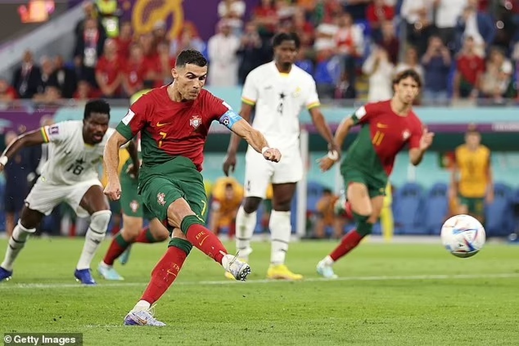 Cổ động viên chỉ trích Ronaldo ăn vạ để kiếm phạt đền - 2 Cổ động viên chỉ trích Ronaldo ăn vạ để kiếm phạt đền - 2