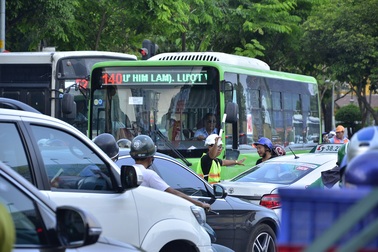 Phân luồng thi công nhà ga Metro, trung tâm Sài Gòn rối loạn