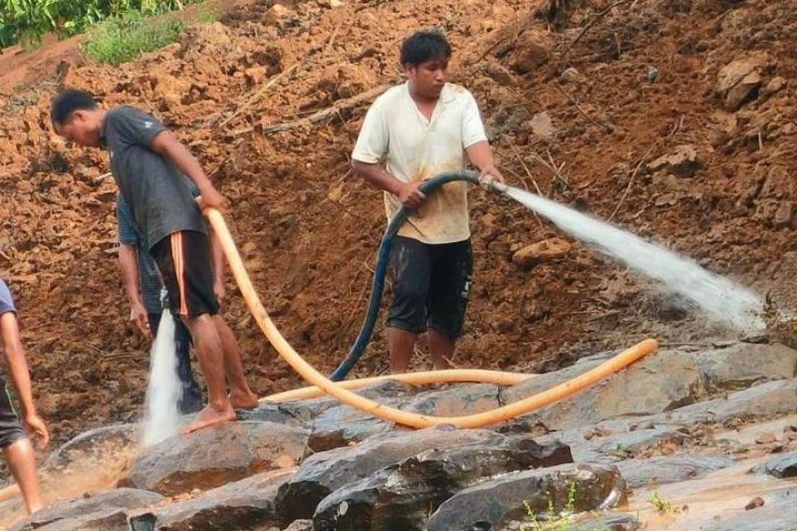 Rửa sạch đất, trả lại suối đá cổ triệu năm tuổi - 2 Rửa sạch đất, trả lại suối đá cổ triệu năm tuổi - 2