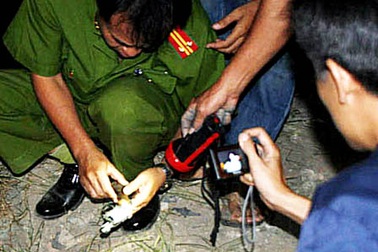 Mang súng và dao ra đường để... phòng thân