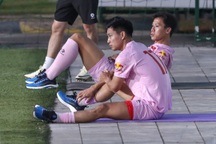 Quế Ngọc Hải, Văn Thanh ngồi ngoài trong buổi tập đầu của tuyển Việt nam