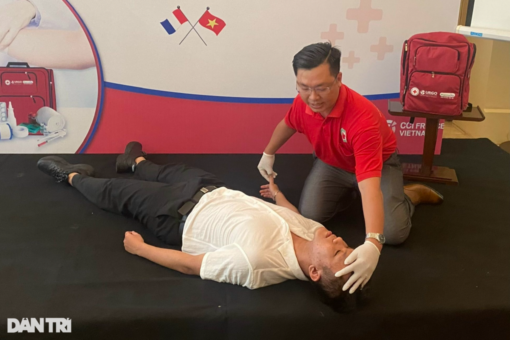 Thấy người gặp tai nạn không biết sơ cứu, chỉ lấy điện thoại ra chụp hình - 2 Thấy người gặp tai nạn không biết sơ cứu, chỉ lấy điện thoại ra chụp hình - 2