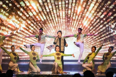 Tùng Dương, Dương Hoàng Yến, OPlus trong Lễ trao giải Nhân tài Đất Việt