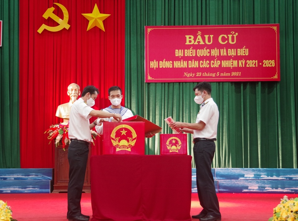 Lực lượng vũ trang luân phiên đi bầu cử để phòng xuất nhập cảnh trái phép - 4 Lực lượng vũ trang luân phiên đi bầu cử để phòng xuất nhập cảnh trái phép - 4
