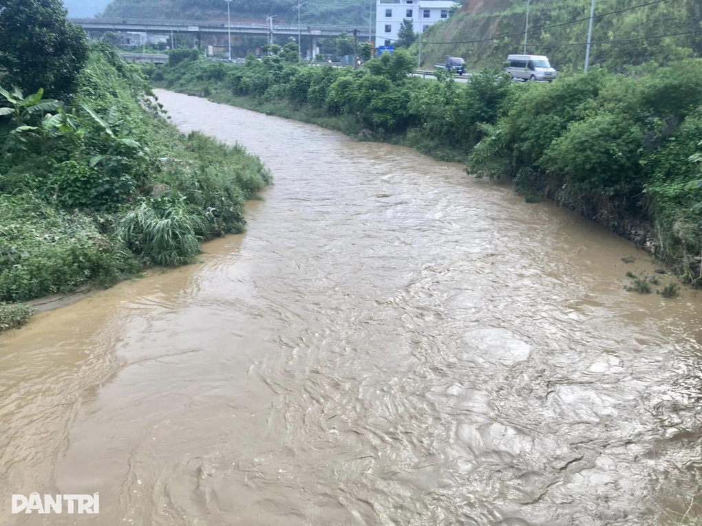 Tạm dừng cấp nước sinh hoạt hơn nửa thành phố Lào Cai do nước suối quá đục - 1 Tạm dừng cấp nước sinh hoạt hơn nửa thành phố Lào Cai do nước suối quá đục - 1
