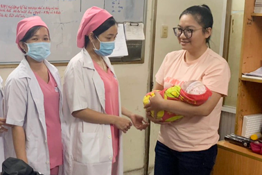 Phá đường dây mua bán trẻ sơ sinh ở TPHCM từ tài khoản "Kimthao le"