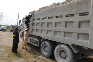 Một tuần phạt hơn nửa tỷ đồng hành vi chở quá tải