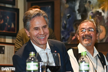 Ngoại trưởng Mỹ đi bộ phố cổ, nghe nhạc Jazz và ăn tối trên phố Tràng Tiền