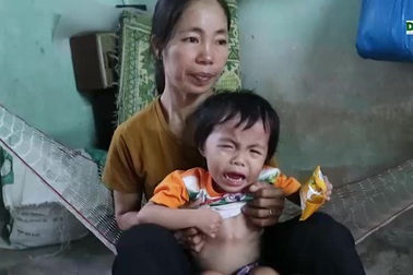 Nhói lòng bé 2 tuổi khóc trắng đêm vì căn bệnh quái ác.