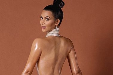 Kim Kardashian bị chỉ trích vì bộ ảnh “khỏa thân” gây tranh cãi 
