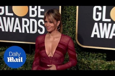 Halle Berry khoe vòng một quyến rũ