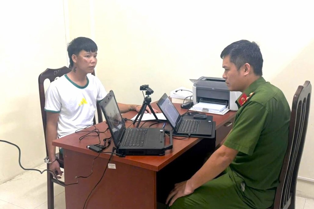 Khởi tố hai đối tượng lao xe máy húc bay trung tá CSGT - 1