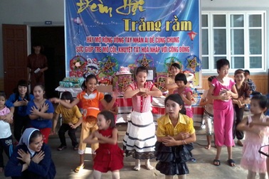 Vui hội trăng rằm cùng trẻ em khuyết tật Terexa Calcutia