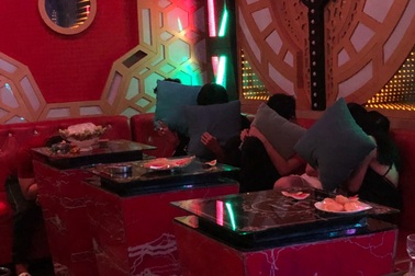 Quán karaoke lén đón 28 khách, có một người nghi mắc Covid-19