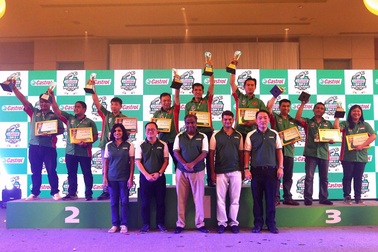 Thợ máy hào hứng nói chuyện truyền nghề