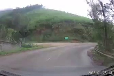 Một pha va chạm khó hiểu khi ô tô lấn làn ở đường cua