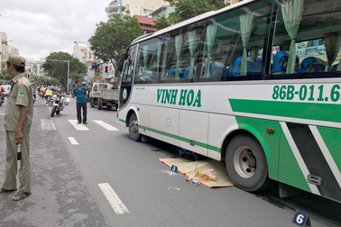 Xe khách cán chết cụ bà nhặt ve chai ở Sài Gòn