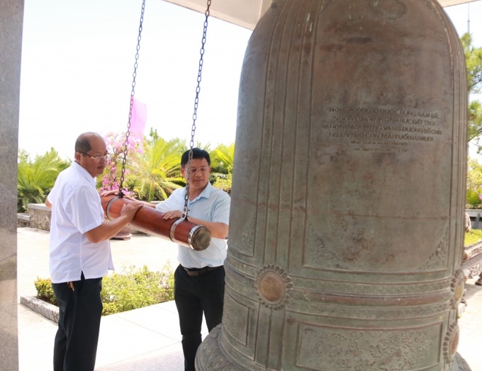 Lãnh đạo tỉnh Thừa Thiên Huế thỉnh chuông tại Nghĩa trang Liệt sĩ Quốc gia Đường 9