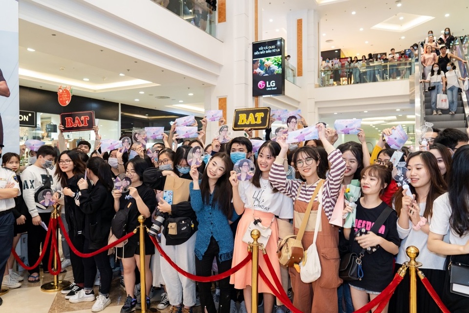 Hàng nghìn người đổ về mua sắm trong ngày đầu tiên của Vincom Black Friday - 8