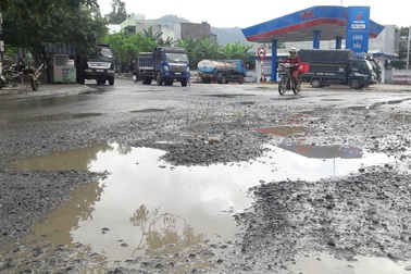 Dân dựng chướng ngại vật chặn xe tải chở đất đá gây ô nhiễm