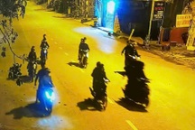 Công an chặn bắt nhóm quái xế vác dao phóng lợn "diễu phố" ở Quảng Trị