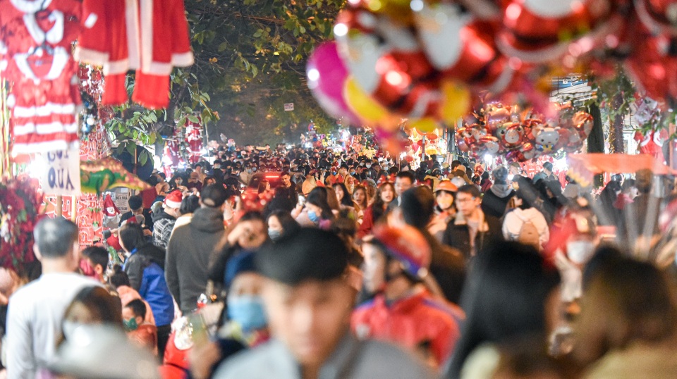 Giới trẻ Hà Nội đổ lên phố Hàng Mã đi chơi Noel - 1 Giới trẻ Hà Nội đổ lên phố Hàng Mã đi chơi Noel - 1