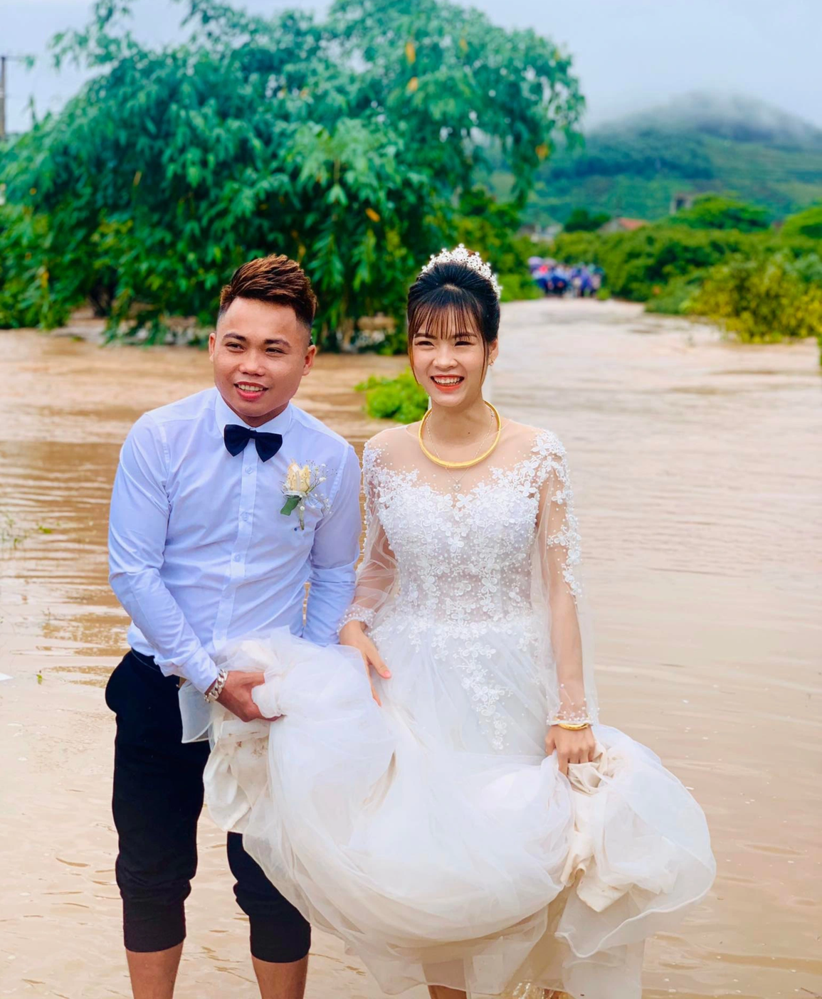 Đám cưới ngày mưa lũ, chú rể Bắc Giang lội nước, cõng cô dâu về dinh - 6