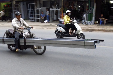 Xe chở sắt thép "siêu cồng kềnh" hoành hành ở Hà Nội