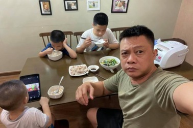 BTV Quang Minh "cười mếu" vì giúp việc hết xin ipad cũ lại sụt sùi đòi về