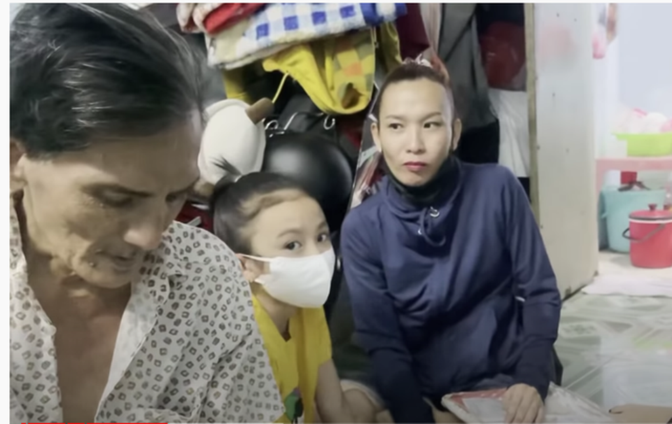 Thương Tín thay đổi diện mạo, cười gượng sau khi được làm răng miễn phí - 4