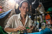 Chỉ còn một chân, chồng 80 tuổi vẫn đi nhặt ve chai nuôi vợ