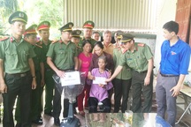 Đoàn Thanh niên Công an tỉnh Nghệ An tặng quà tri ân vợ liệt sỹ nhà báo