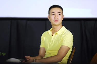 Hotboy Hiếu Su cạo trọc đầu để đóng MV của Sao mai Thu Hằng