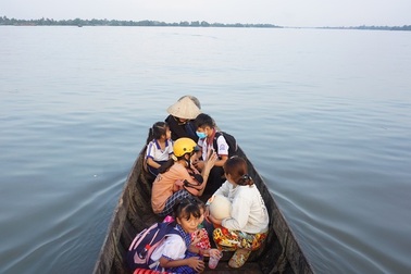 Học sinh Cù lao cồn Kiến: Chòng chành đi học theo "con nước"