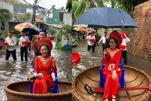 Chú rể "vượt con nước" đẩy thuyền thúng đón dâu trong ngày cưới
