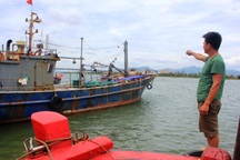 Tàu vỏ thép chục tỷ nằm bờ, ngư dân nợ nần chồng chất