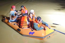 Người dân Lâm Đồng bàng hoàng chạy lũ giữa khuya