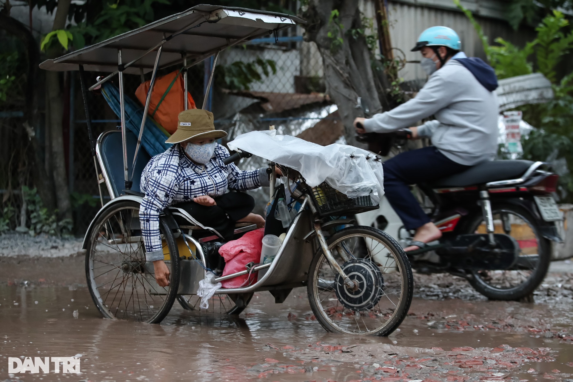 Con đường có hàng trăm ổ gà, hố bom khiến người dân ngao ngán ở TPHCM - 8 Con đường có hàng trăm ổ gà, hố bom khiến người dân ngao ngán ở TPHCM - 8