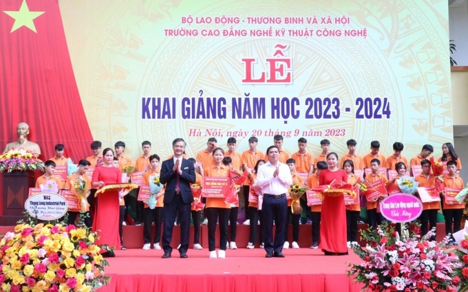 Lãnh đạo nhà trường và Tổng cục GDNN  trao hỗ trợ cho học sinh sinh viên có hoàn cảnh khó khăn