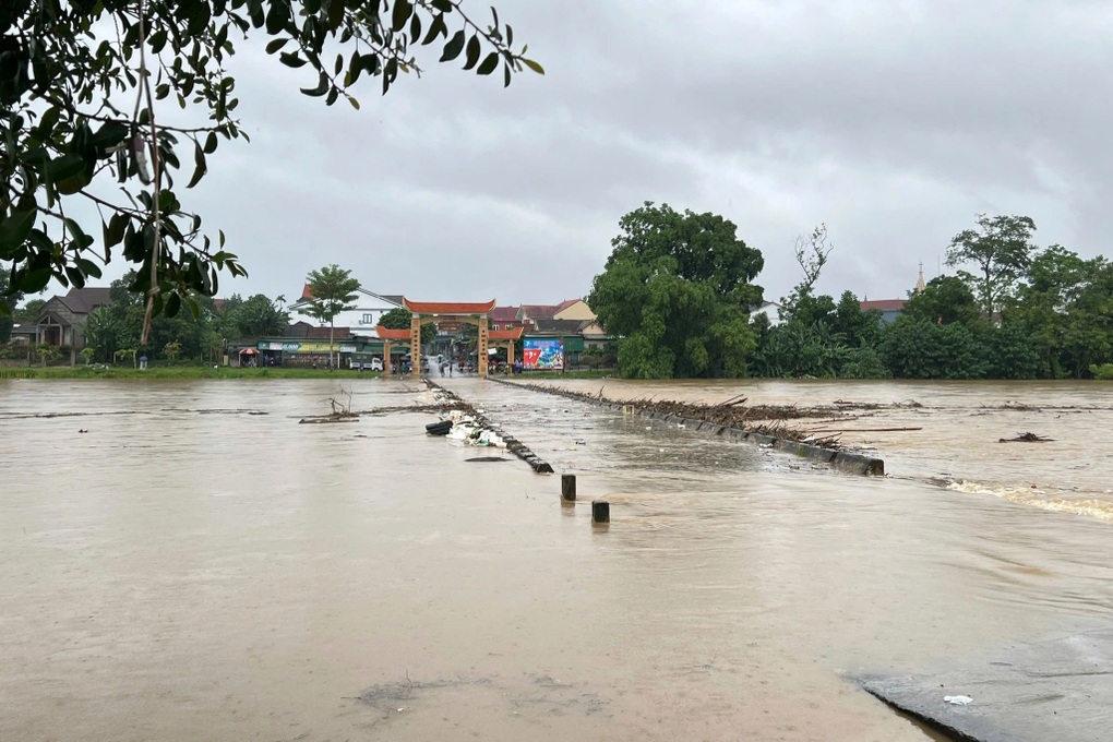 Mưa lớn dồn dập, 2 thủy điện lớn và nhiều hồ chứa ở Hà Tĩnh xả tràn - 2 Mưa lớn dồn dập, 2 thủy điện lớn và nhiều hồ chứa ở Hà Tĩnh xả tràn - 2