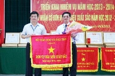 Sở GD-ĐT Quảng Bình đón nhận Cờ đơn vị tiêu biểu xuất sắc