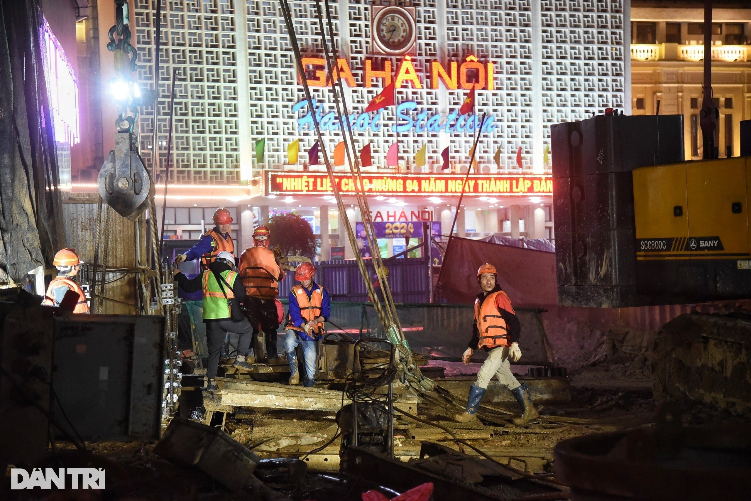 Những công nhân dầm mình trên công trường metro đêm giáp Tết - 1 Những công nhân dầm mình trên công trường metro đêm giáp Tết - 1