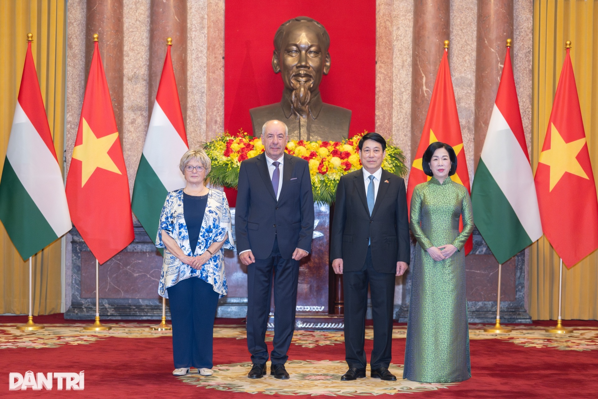 Trang trọng lễ đón Tổng thống Hungary thăm chính thức Việt Nam - 9 Trang trọng lễ đón Tổng thống Hungary thăm chính thức Việt Nam - 9