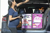 Mila Kunis bế bụng bầu đi mua sắm