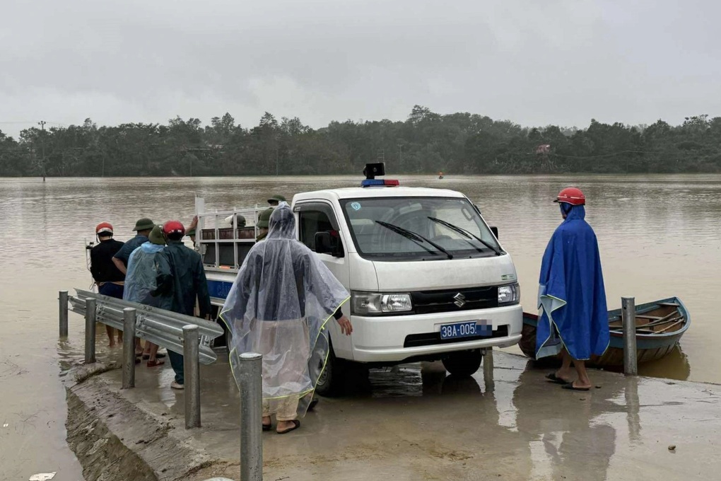 Người đàn ông gặp nạn khi chèo thuyền đi lùa trâu - 1 Người đàn ông gặp nạn khi chèo thuyền đi lùa trâu - 1